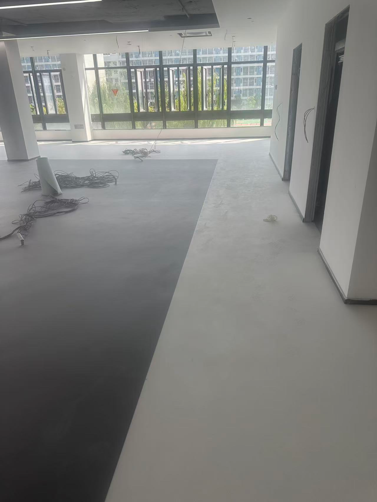 立讯智造科技 PVC 防静电卷材地板施工效果