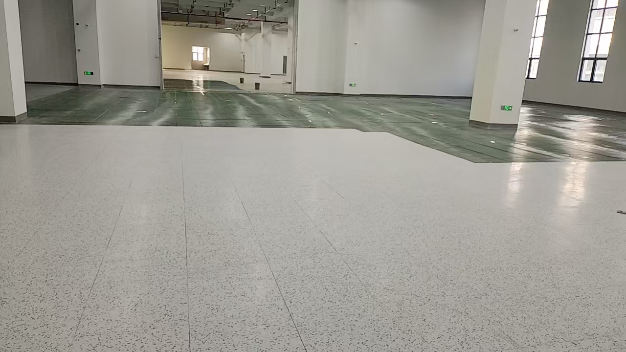 苏州立智汽车零部件有限公司 PVC 防静电地板施工现场