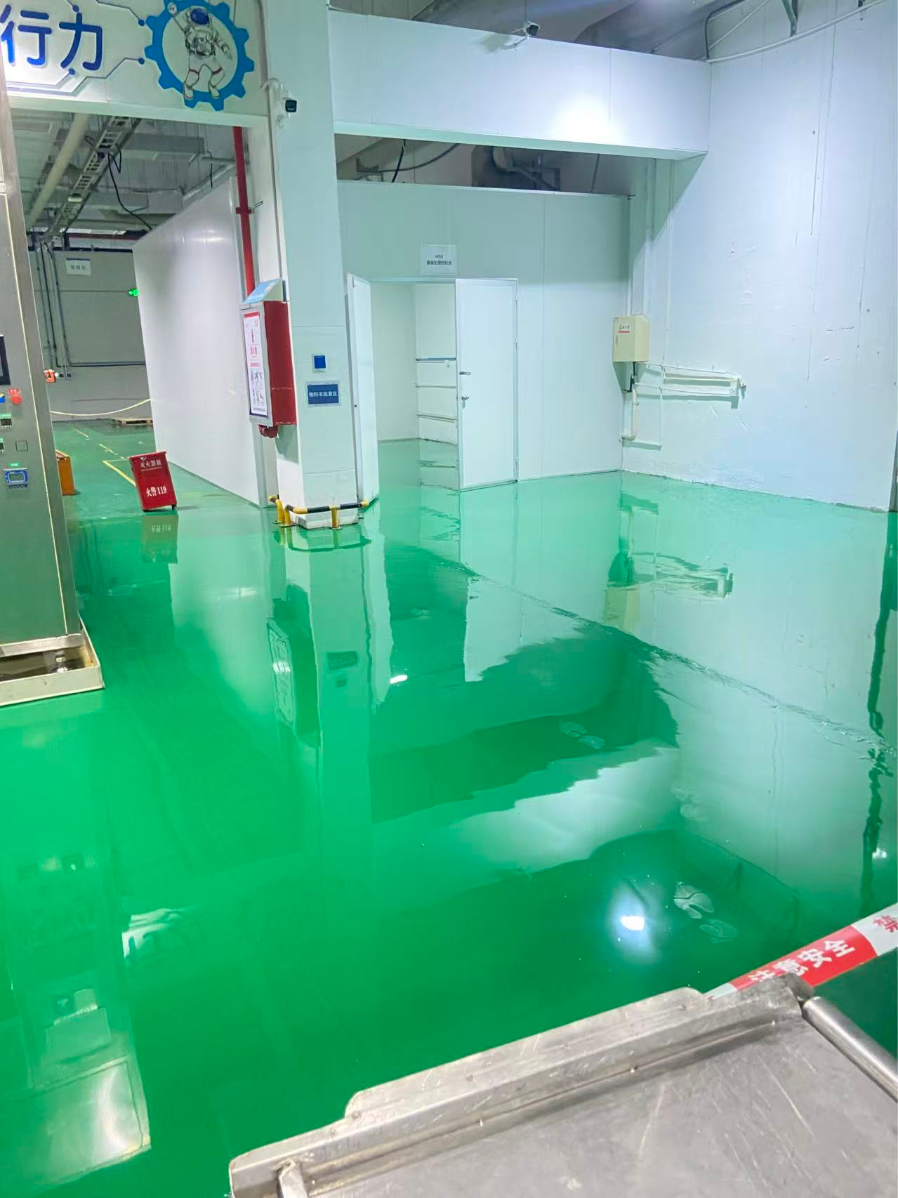 广东讯源建设投资有限公司 PVC 防静电地板施工效果