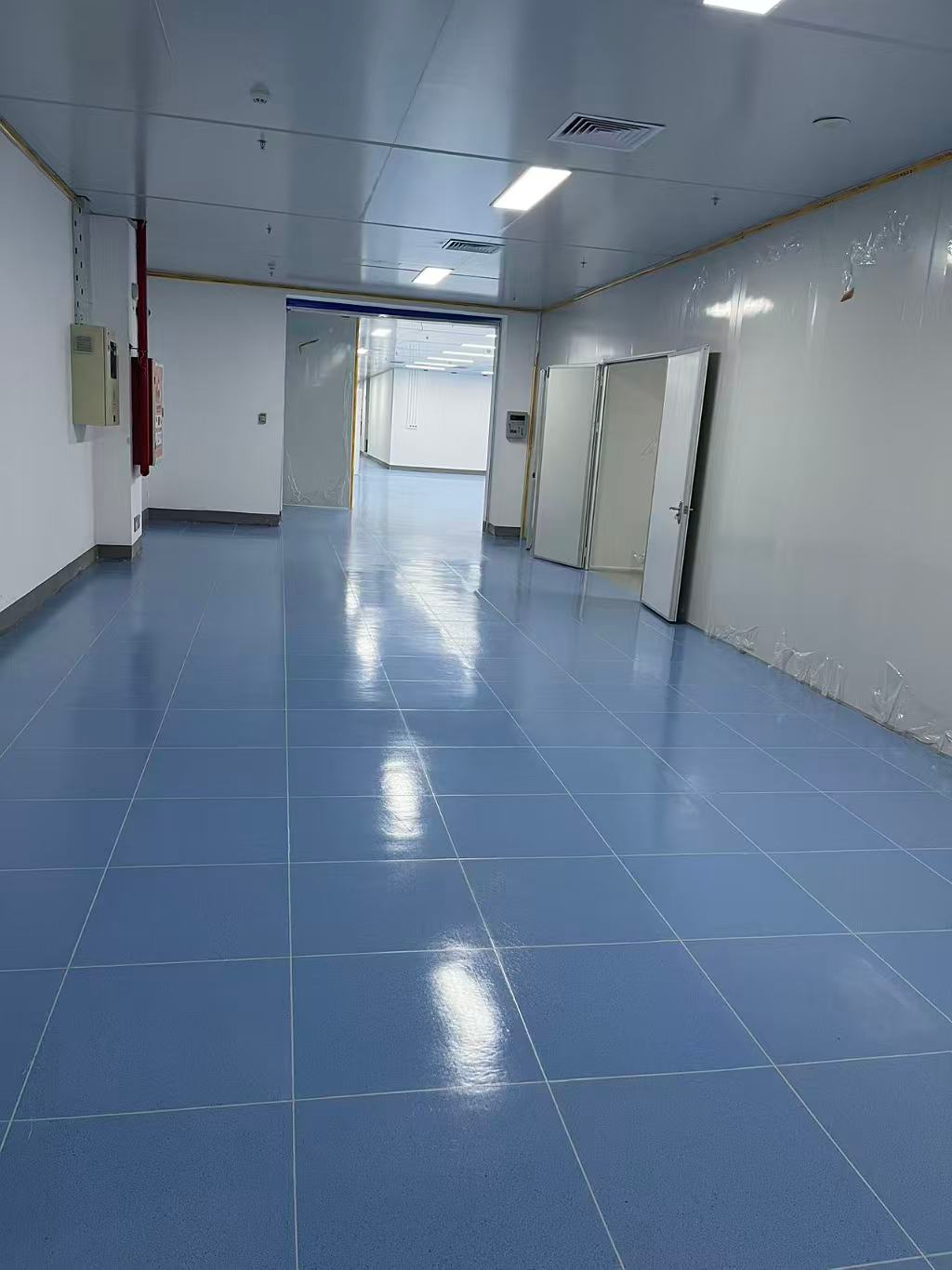 广东讯源建设投资研发办公区域 PVC 防静电卷材地板