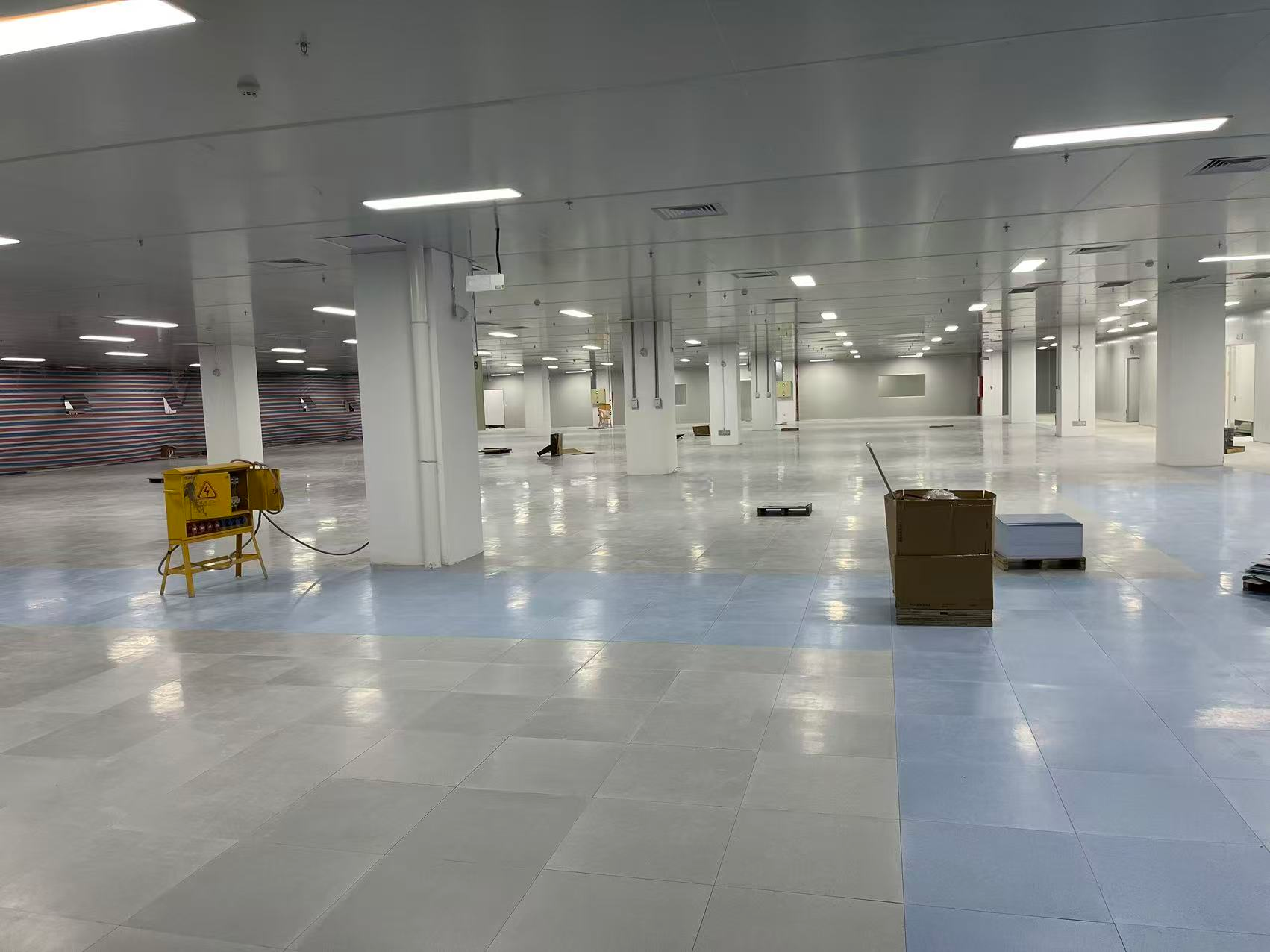 广东讯源建设投资有限公司 PVC 防静电地板项目现场