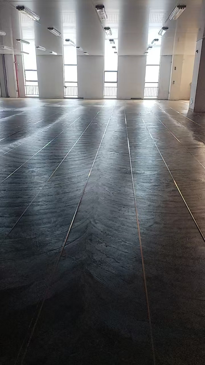广东讯源建设投资有限公司 PVC 防静电地板施工效果