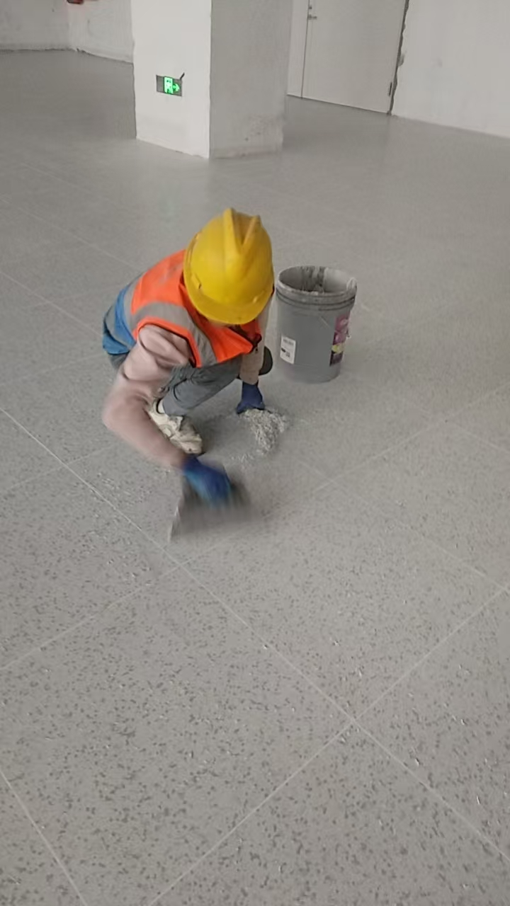广东讯源建设投资精密检测空间 PVC 防静电地板完工效果